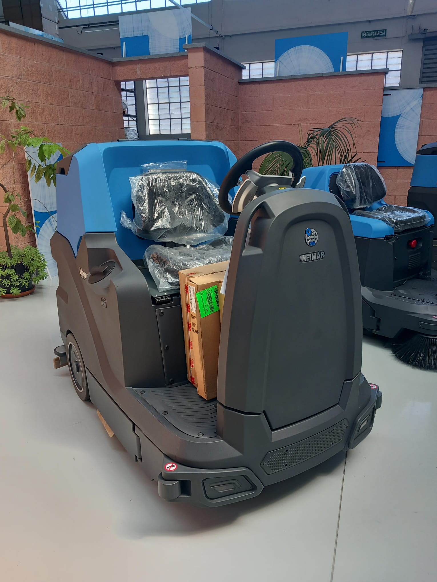 8933_1_0725 Lavasciuga pavimenti Fimap Magna uomo a bordo, revisionata in classe Platinum, pronta alla consegna