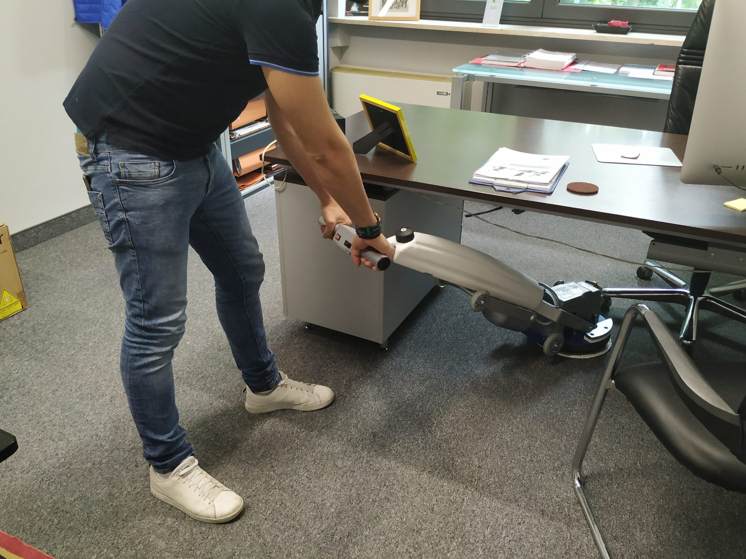 Orbot-Slim-sotto-le-scrivanie-scaled